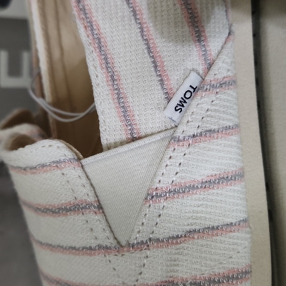 New striped Toms Women's slip on shoes 8.5 - Picture 3 of 4
